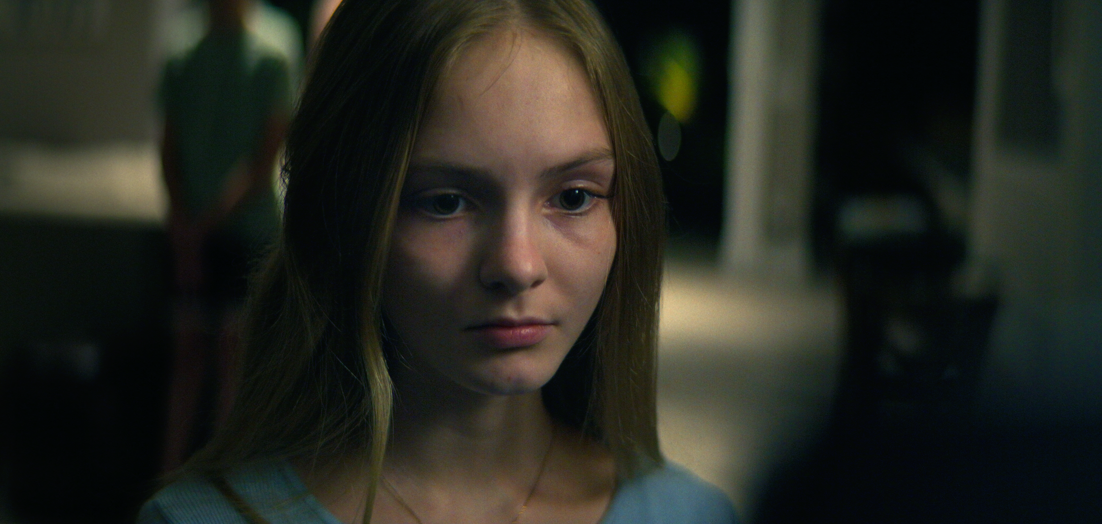 Maya, ahora de 17 años, comparte sus recuerdos, sentimientos, dolor y lágrimas en el nuevo documental