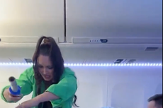 Mujer envuelve su asiento en plástico para aislarse del resto de pasajeros en un avión