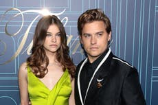 Dylan Sprouse y la modelo Barbara Palvin anuncian compromiso en entrevista con Cole Sprouse