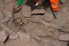 Hallan en Perú una momia prehispánica en un cerro cercano a un campo de fútbol de la capital