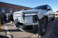 Autos eléctricos Rivian utilizarán red de carga de Tesla