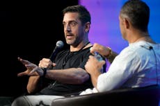 Aaron Rodgers aborda tema de salud mental durante conferencia sobre alucinógenos