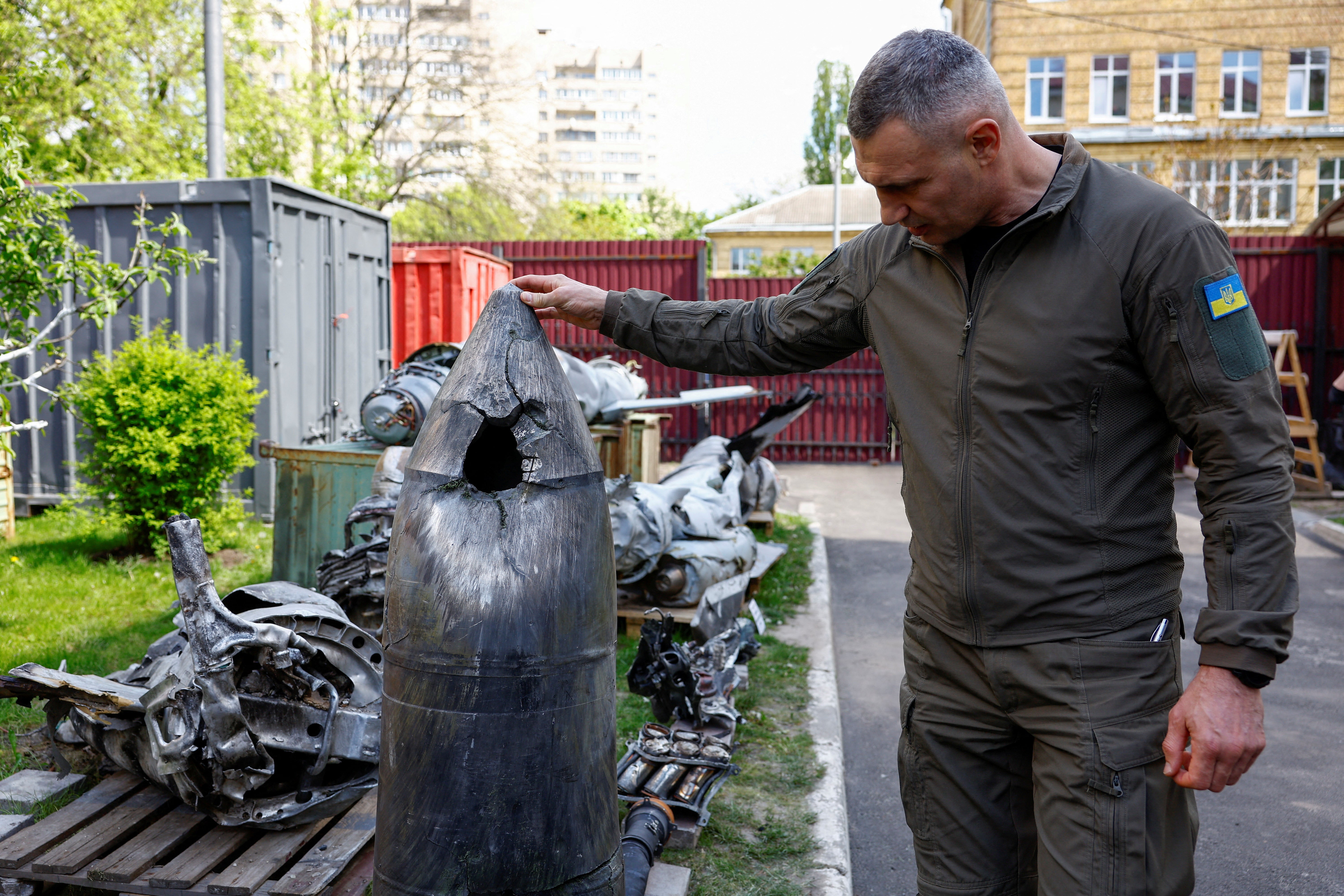 El alcalde de Kyiv, Vitalii Klitschko, muestra una cabeza de misil hipersónico ruso Kh-47 Kinzhal, derribada por una unidad de defensa antiaérea ucraniana en 2023