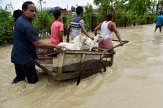 Inundaciones causadas por el monzón dejan decenas de miles desplazados en India
