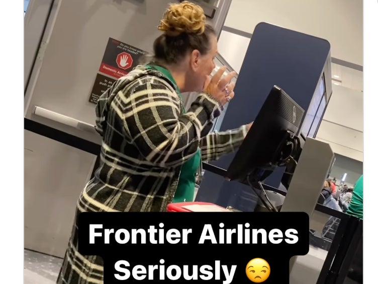 ¿Grosera o estresada? Pasajeros se quejan de empleada de Frontier Airlines que los apresuró para abordar