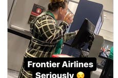 ¿Grosera o estresada? Pasajeros se quejan de empleada de Frontier Airlines que los apresuró para abordar