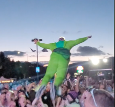 Sam Smith se vuelve viral tras aparatosa caída de un escenario