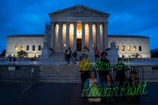 Conmemoran el fallo antiaborto de la Corte Suprema con desdén y elogios