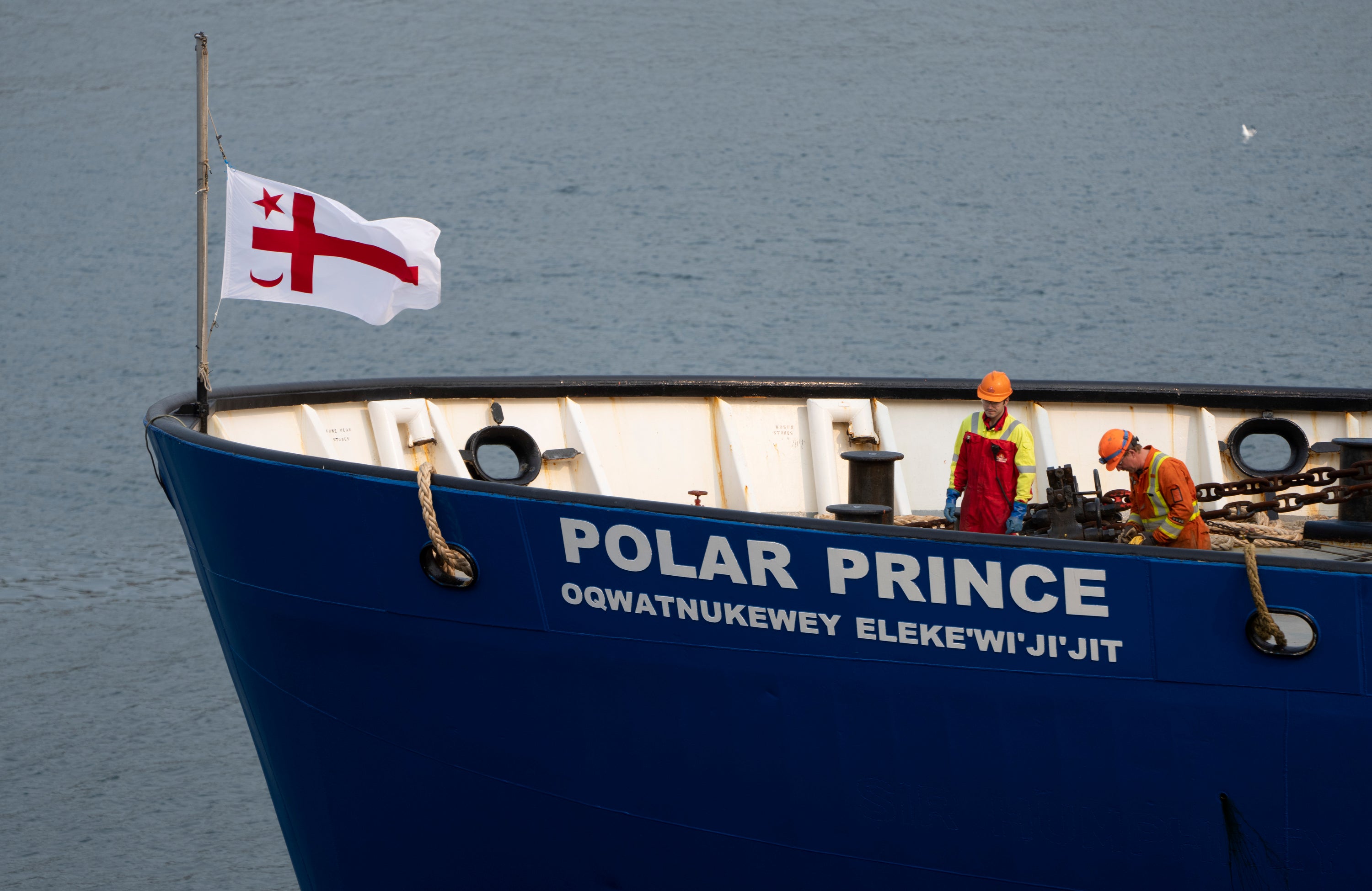 Miembros de la tripulación del Polar Prince se preparan para atracar el buque a su llegada al muelle de la Guardia Costera el sábado 24 de junio de 2023 en San Juan de Terranova