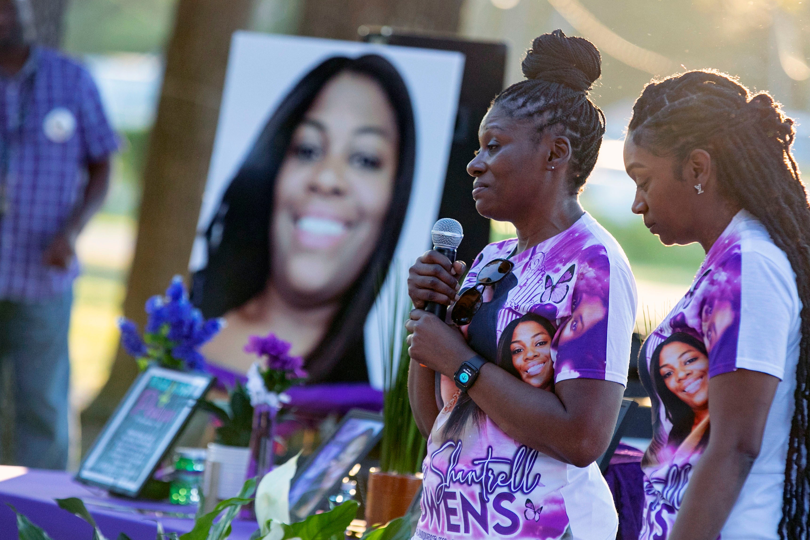 Pam Dias habla durante el servicio en memoria de su hija Ajike Owens en junio de 2023