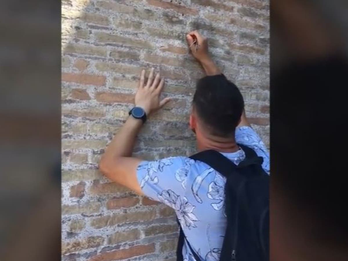 Indignazione in Italia per un turista che ha inciso il nome suo e della sua fidanzata sul Colosseo a Roma