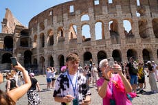 Buscan a turista que grabó su nombre en el Coliseo romano