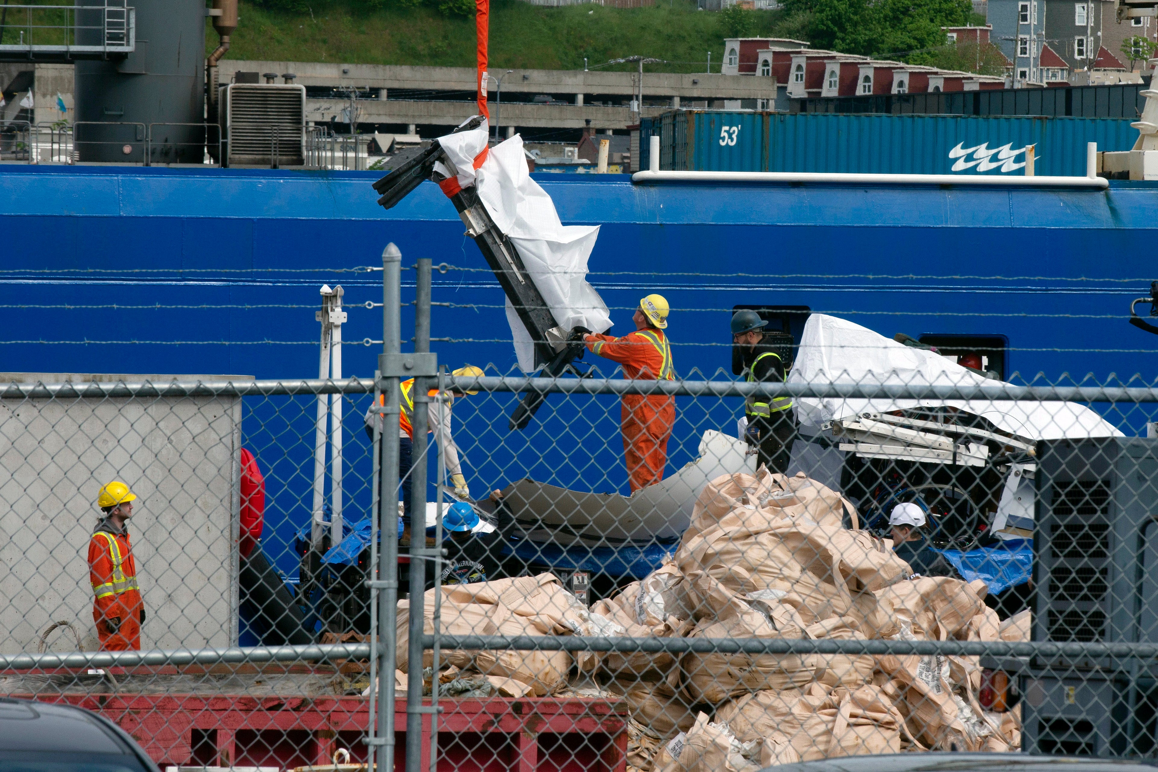 Fotos compartidas por la Associated Press muestran lo que parecen ser varias piezas cubiertas con lona blanca que se descargaron de los navíos estadounidenses Sycamore y Horizon Arctic en un puerto en St John’s, Newfoundland