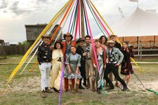 ¿De vaquera espacial? Se popularizan en EEUU las bodas con vestimentas especiales