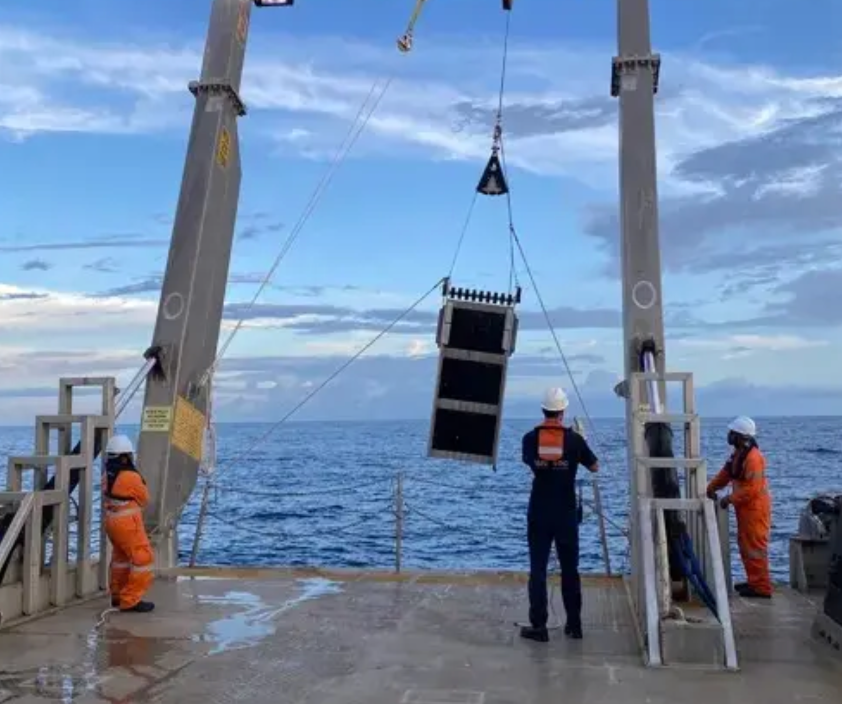 Un equipo de investigadores remolcaron un trinio magnético en el fondo del océano, a 2 km de la superficie