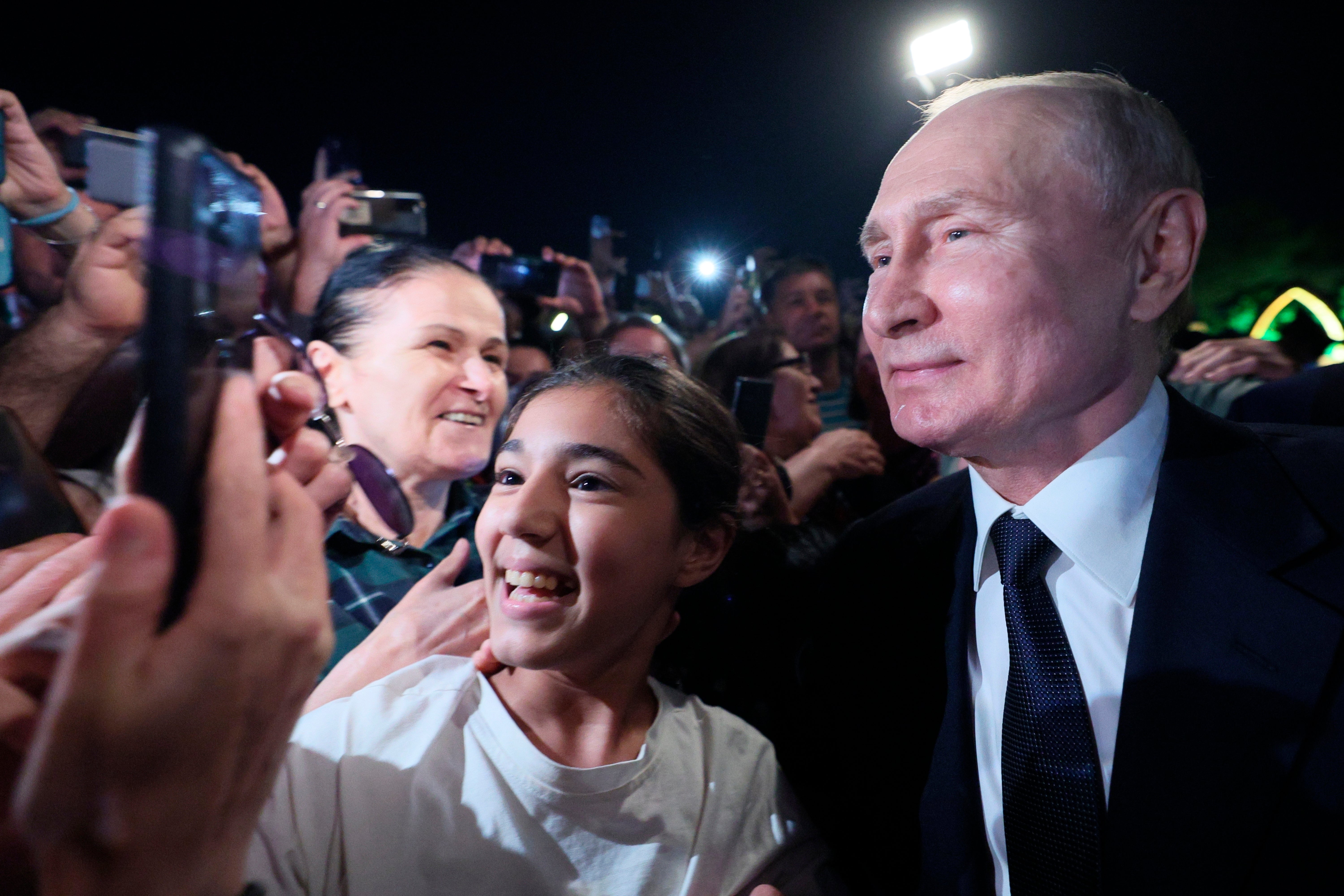 El presidente de Rusia fue visto posando con admiradores en una rara aparición pública