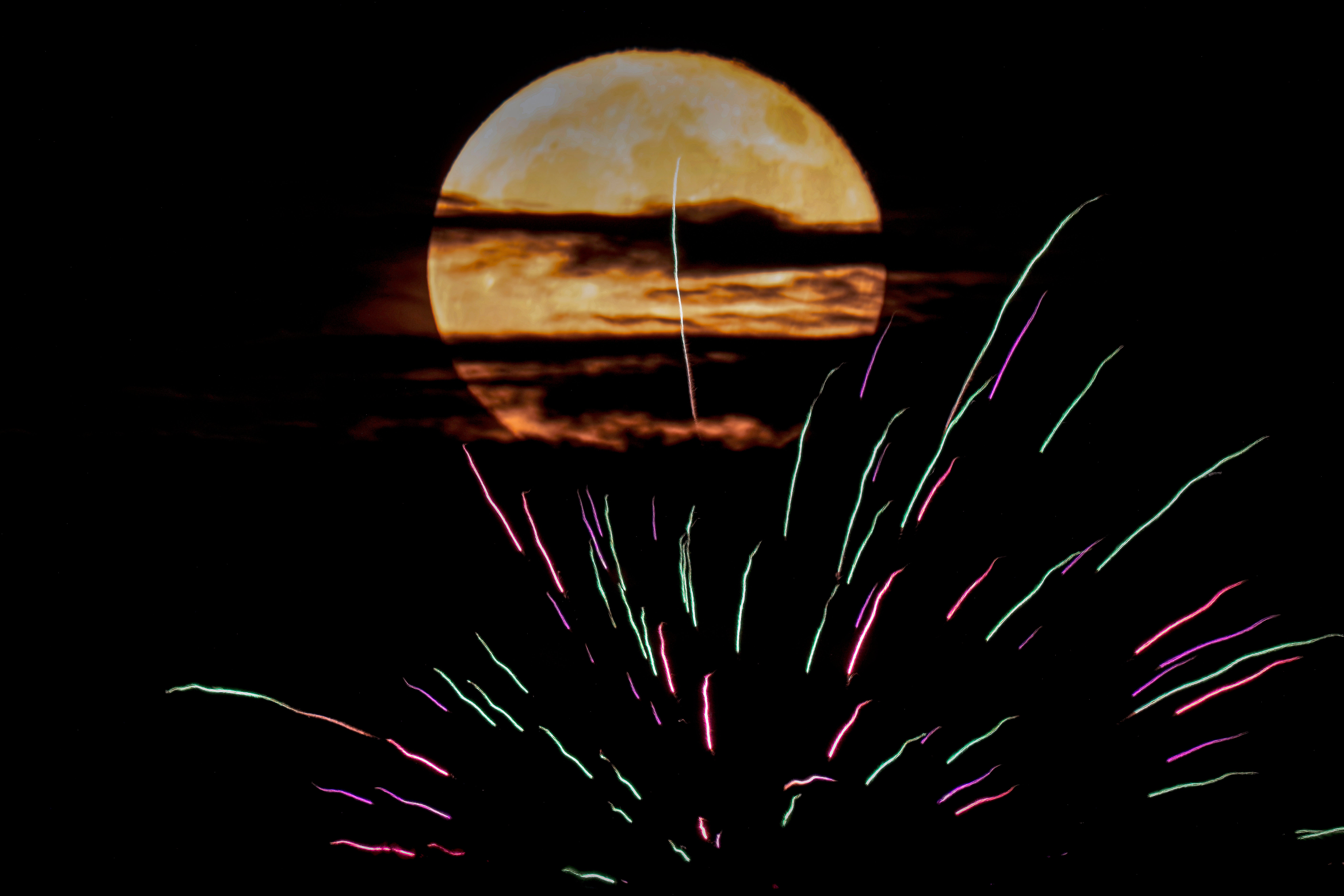 La superluna del ciervo asciende entre fuegos artificiales el lunes 3 de julio 2023, en Kansas City, EEUU