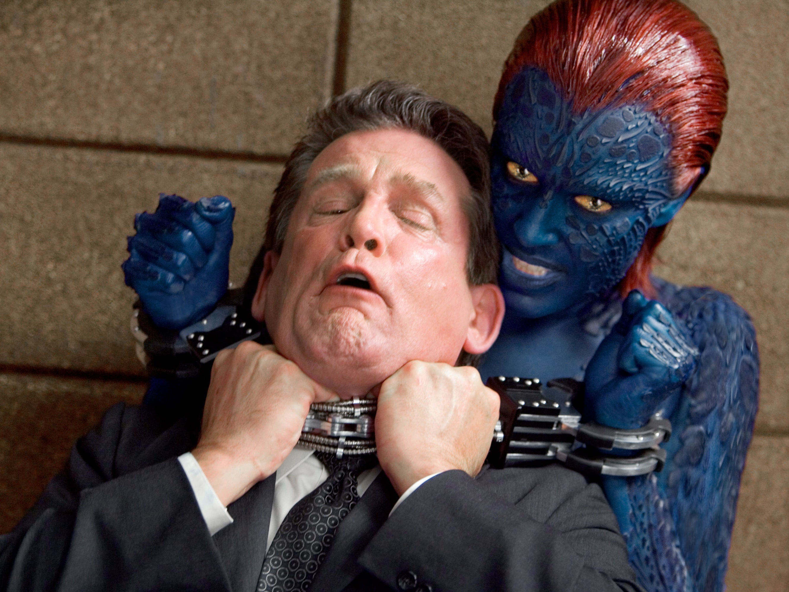 Mujer azul: Mystique, interpretada por Romijn, estrangula al actor Anthony Heald en ‘X-Men: The Last Stand’