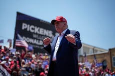 Trump celebra el Día de la Independencia con un vulgar ataque a Biden y una siniestra advertencia para 2024