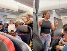 Mujer abandona vuelo de American Airlines tras acusar a un pasajero de “no” ser “real”