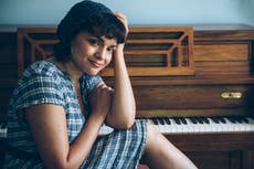 Norah Jones revisa “Little Broken Hearts” a una década
