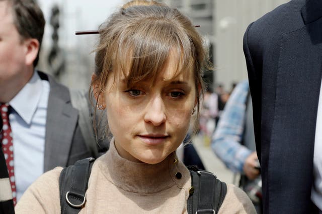 <p>La actriz Allison Mack, que fue condenada a dos años de prisión por tráfico sexual mientras estaba en la secta Nxivm, hizo sus primeros comentarios públicos sobre su tiempo con el grupo en un nuevo pódcast </p>