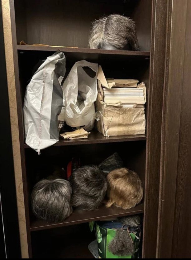 También se descubrió un armario lleno de pelucas de colores que iban del gris al marrón rojizo