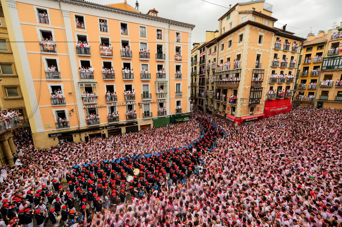 Miles están de fiesta en Pamplona al comenzar el festival de San Fermín ...
