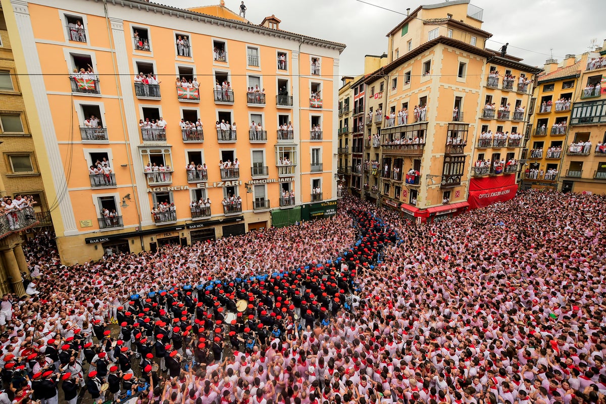 Miles están de fiesta en Pamplona al comenzar el festival de San Fermín ...