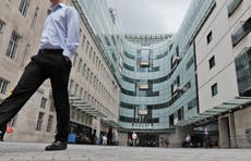 Piden a BBC investigar si presentador pagó a un menor por fotos explícitas