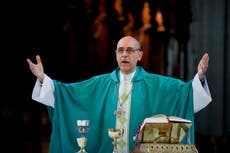 Arzobispo argentino allegado al Papa admite errores en el manejo del caso de cura acusado de abusos