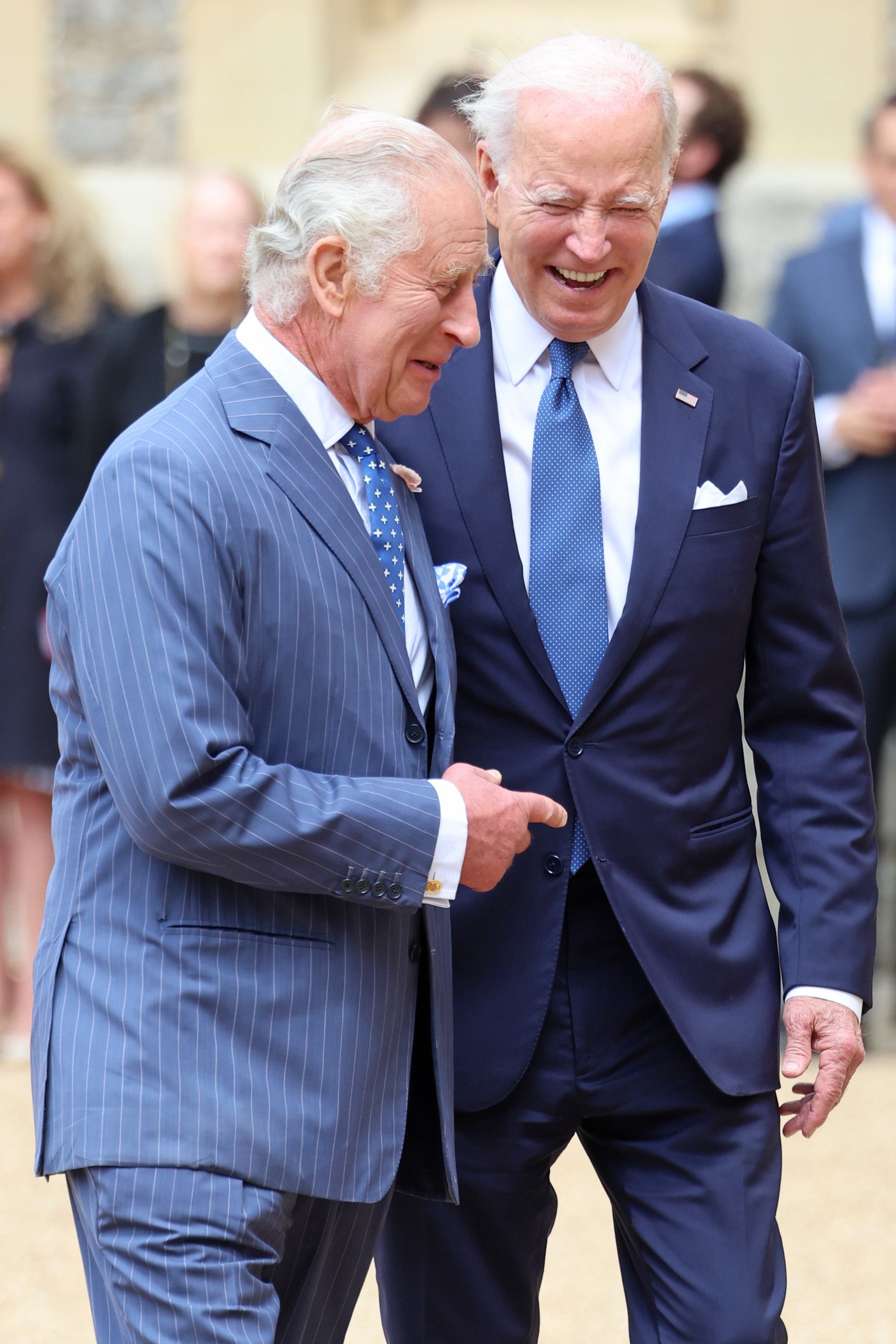 Carlos y Biden bromean en el castillo de Windsor