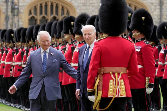 El presidente de los Estados Unidos, Joe Biden, y el rey Carlos de Gran Bretaña revisan una guardia de honor en el Castillo de Windsor en Windsor, Inglaterra, el lunes 10 de julio de 2023.