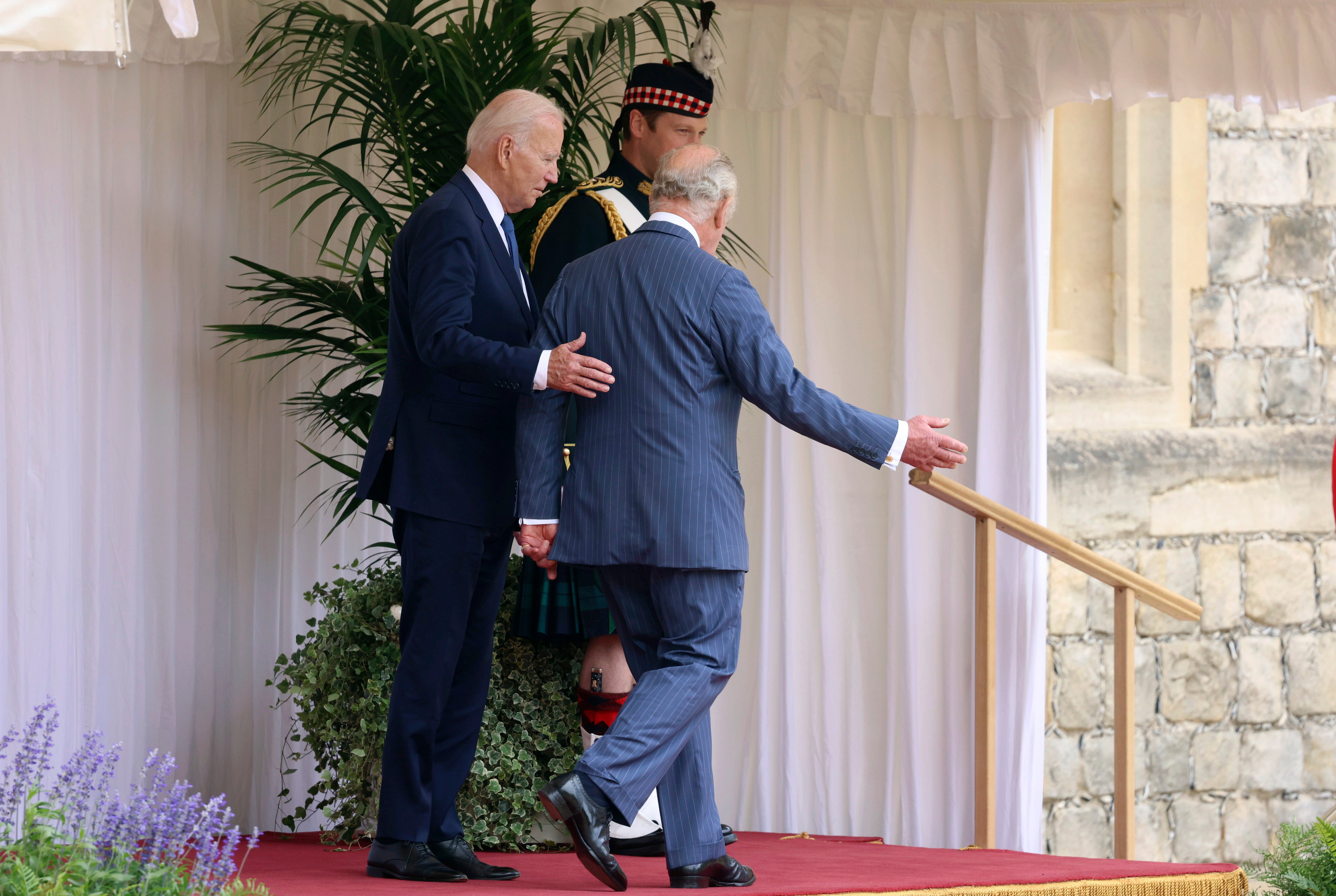 El presidente pareció romper el protocolo al poner su mano en la espalda del rey, aunque el palacio fue citado diciendo que el monarca estuvo “totalmente cómodo” con el gesto