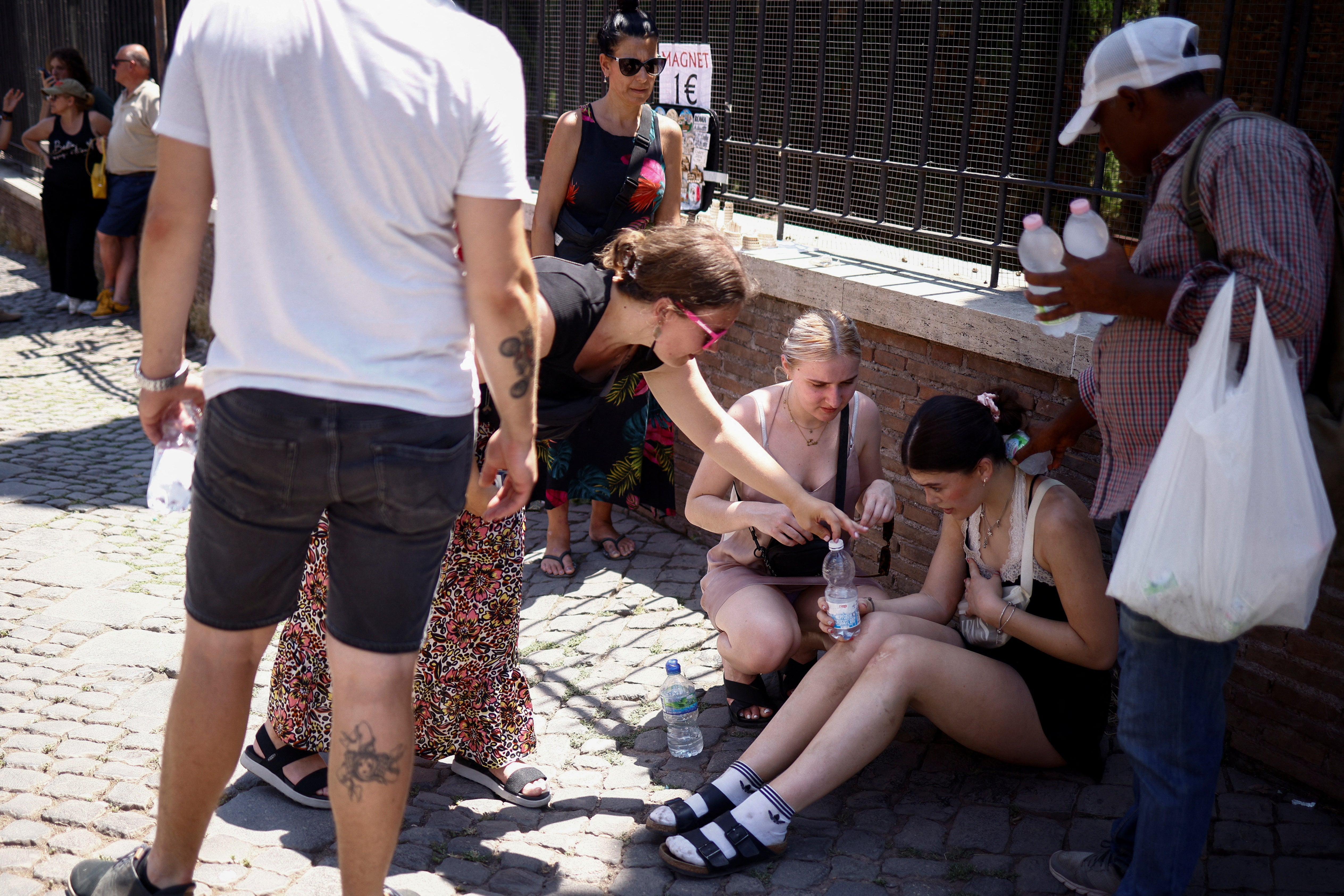 Una turista británica recibe ayuda cerca del Coliseo tras desmayarse en plena ola de calor en Italia