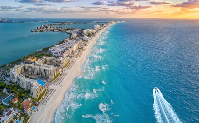 <p>Cancún es famosa por sus largas costas de arena blanca</p>