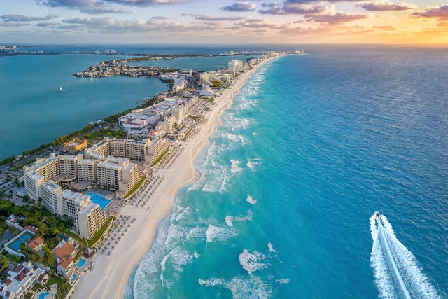 <p>Cancún es famosa por sus largas costas de arena blanca</p>
