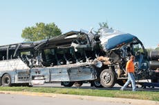 Illinois: Choque de autobús de pasajeros contra tráileres deja 3 muertos