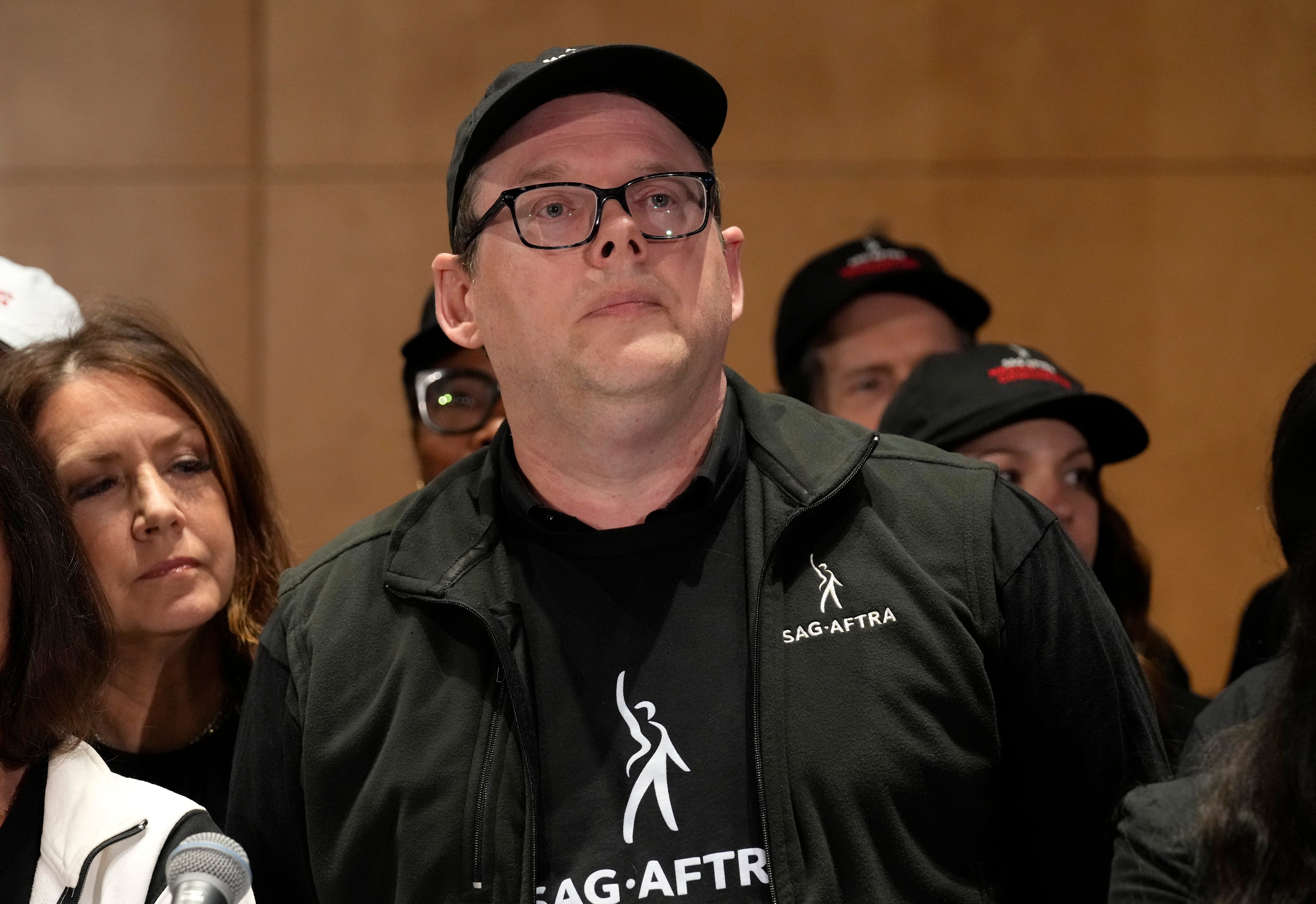 Actores listos para marchar con los guionistas en huelga histórica para Hollywood