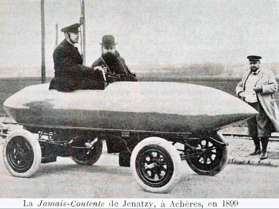 ‘La Jamais Contente’, conducida por Camille Jenatzy, logró un récord de 106 km/h el 29 de abril de 1899 en Achères, Francia