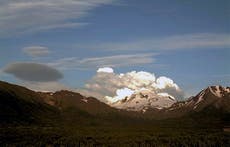 Volcán en Alaska expulsa enorme nube de ceniza; alertan a pilotos