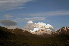 Volcán en Alaska expulsa enorme nube de ceniza; alertan a pilotos