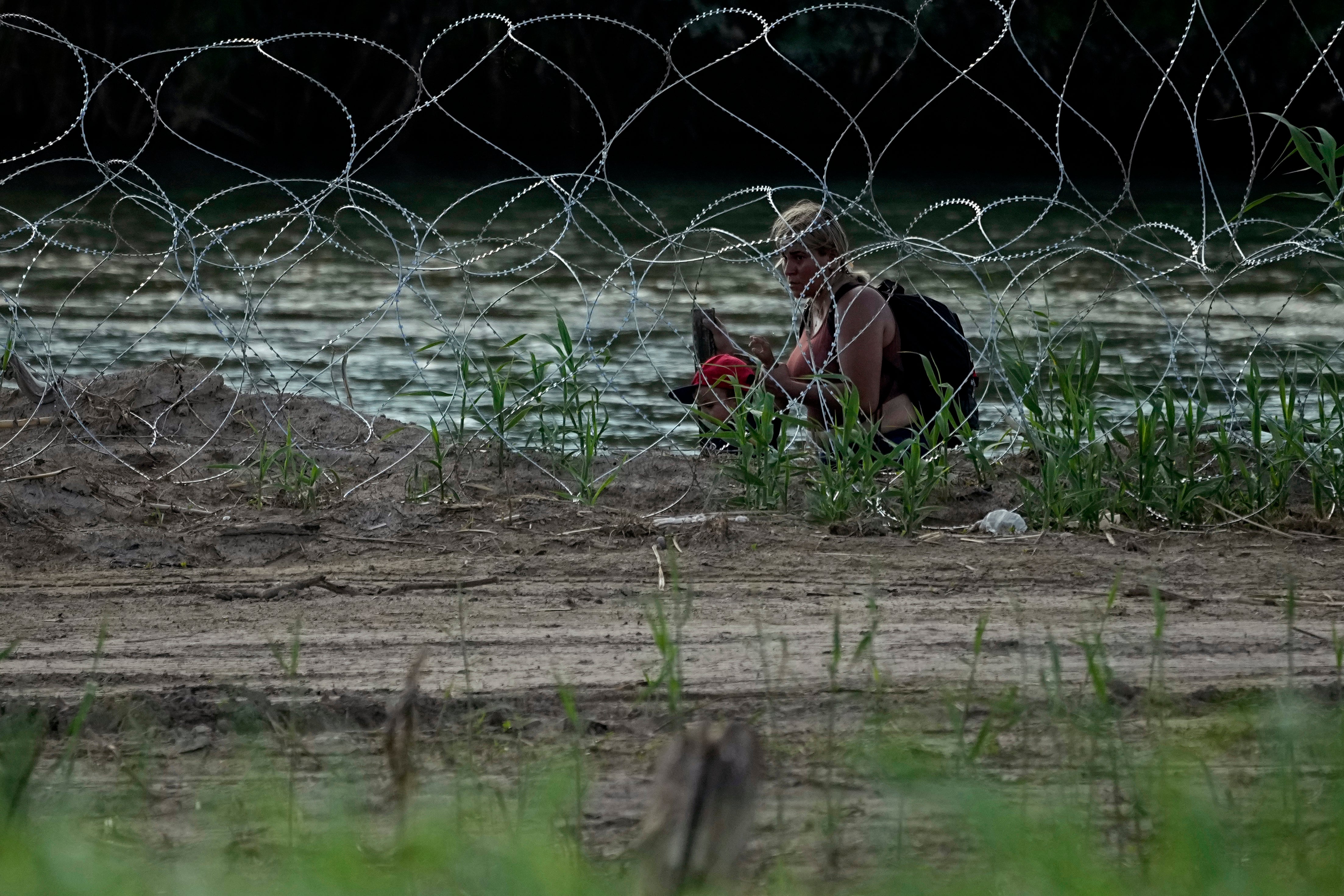 Relatos de agente de Texas sobre migrantes heridos en frontera sur de EEUU desatan críticas