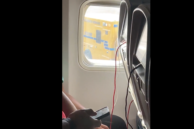Pasajeros a bordo de un vuelo de Delta Airlines mientras permanecía varado en la pista con un calor de 111 grados