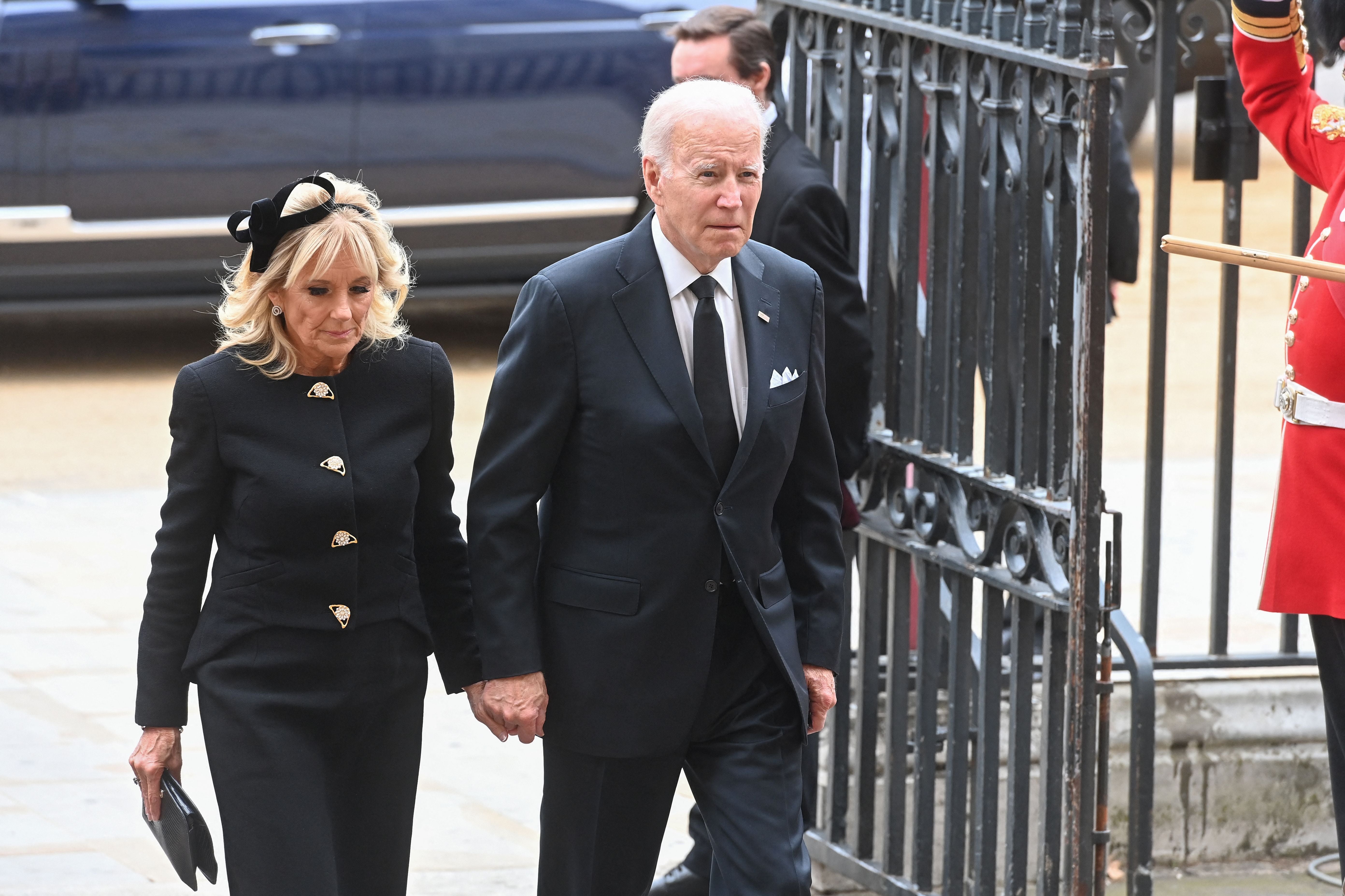 El presidente Joe Biden y la primera dama Jill Biden llegan a la abadía de Westminster en Londres para el funeral de Estado de la Reina Isabel II