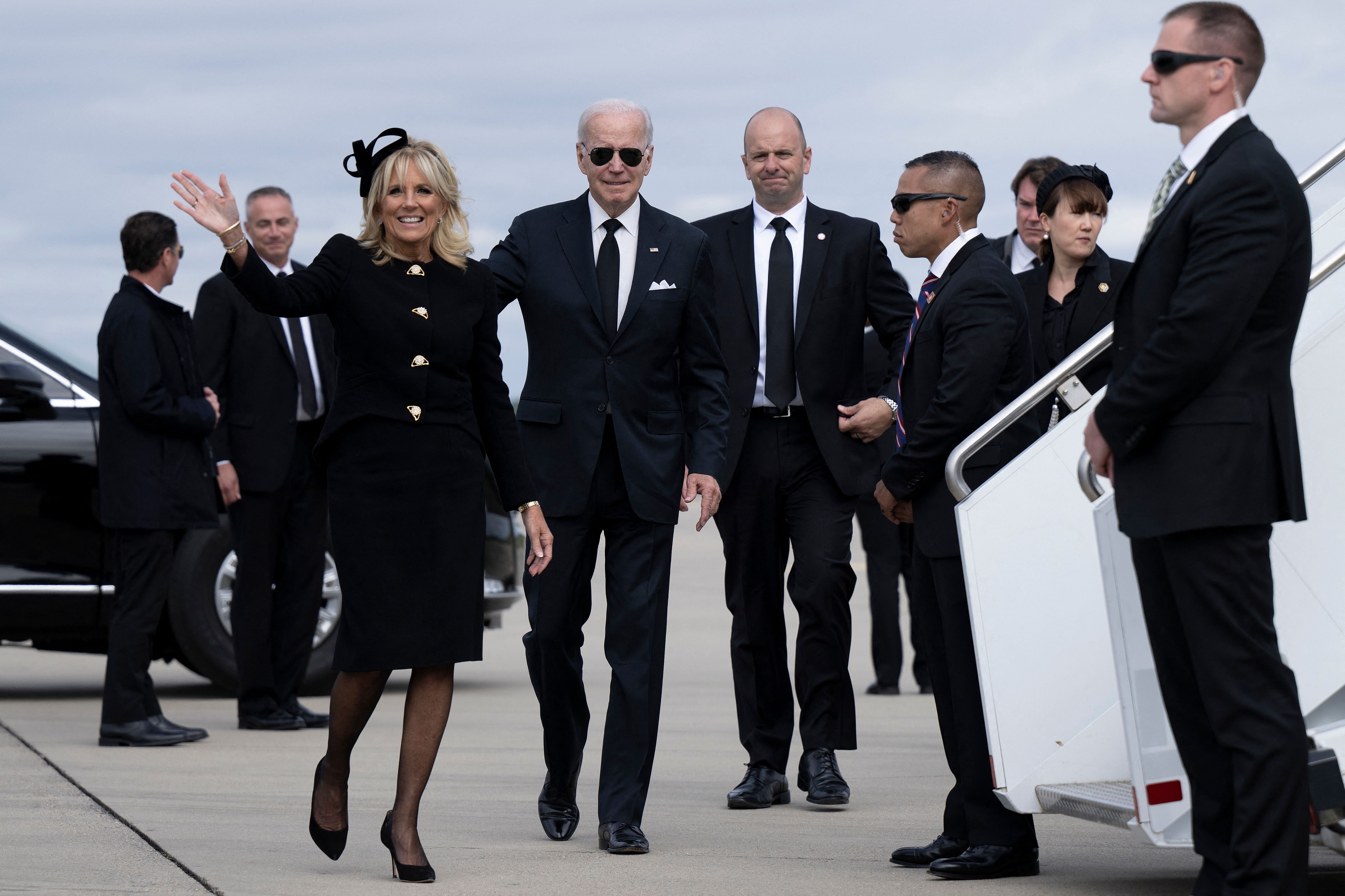 La primera dama Jill Biden y el presidente Joe Biden caminan para abordar el Air Force One en el aeropuerto de Londres Stansted en Stansted, Reino Unido, el 19 de septiembre de 2022