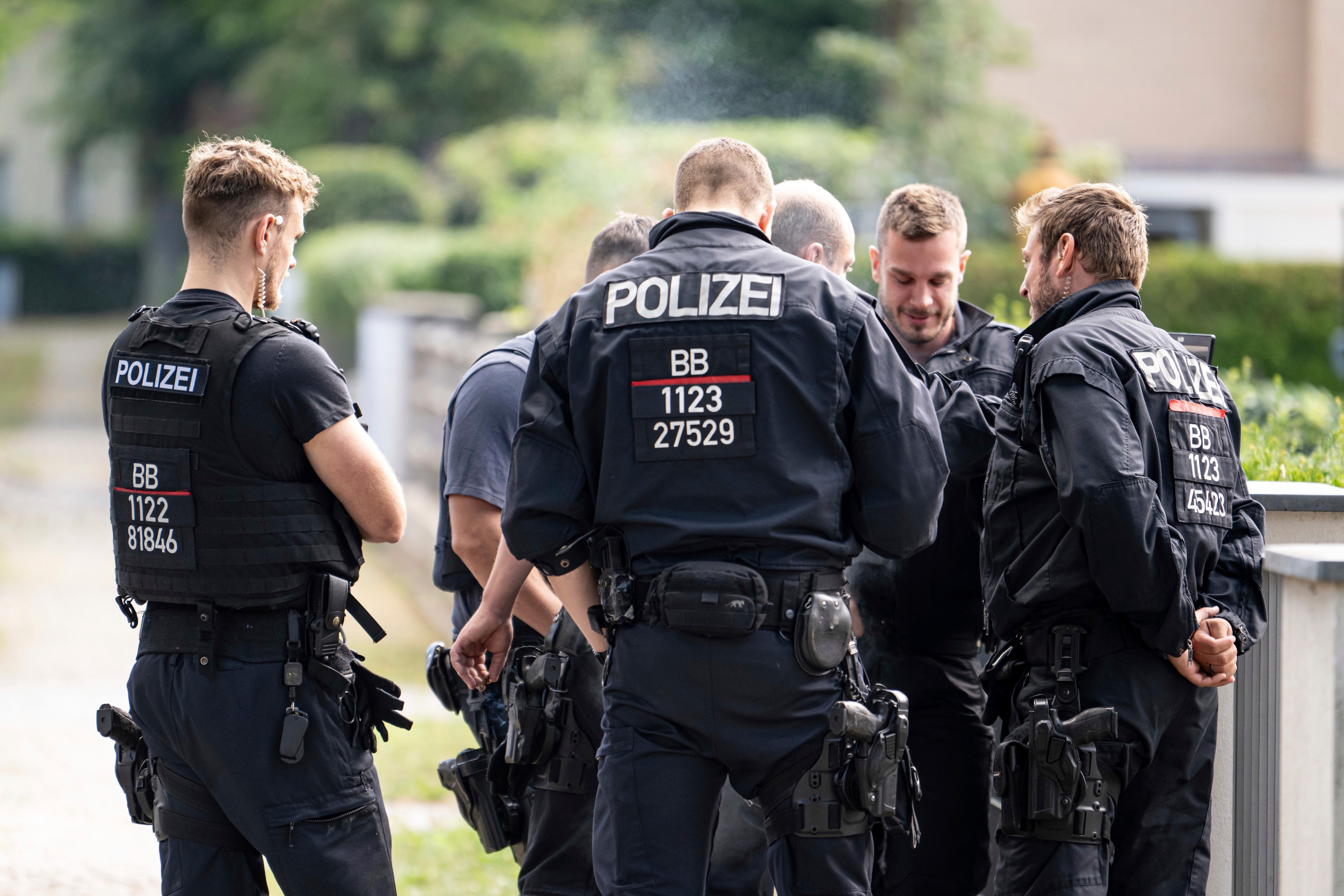 Agentes de policía coordinan la búsqueda de un animal salvaje en una zona residencial de Teltow (Alemania)