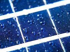 Investigadores generan electricidad con tecnología de paneles solares que aprovecha la energía de la lluvia