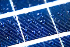 Investigadores generan electricidad con tecnología de paneles solares que aprovecha la energía de la lluvia