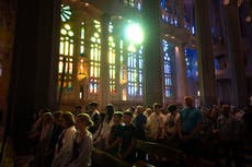 Las iglesias más emblemáticas de Europa luchan por acomodar tanto a sus fieles como a los turistas